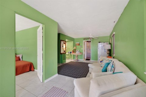 House in Oakland Park, Florida 3 bedrooms, 142.05 sq.m. № 2041455 - photo 8