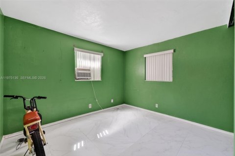 House in Oakland Park, Florida 3 bedrooms, 142.05 sq.m. № 2041455 - photo 11