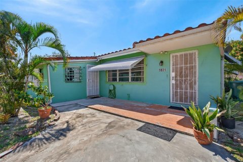 House in Oakland Park, Florida 3 bedrooms, 142.05 sq.m. № 2041455 - photo 5