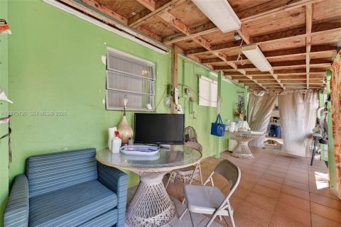 House in Oakland Park, Florida 3 bedrooms, 142.05 sq.m. № 2041455 - photo 16