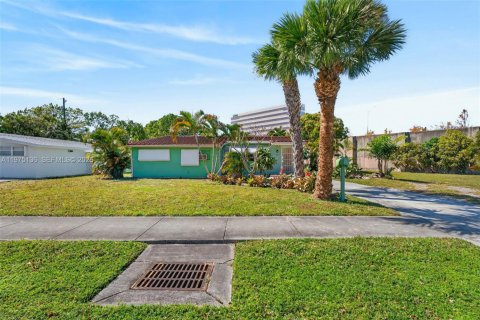 House in Oakland Park, Florida 3 bedrooms, 142.05 sq.m. № 2041455