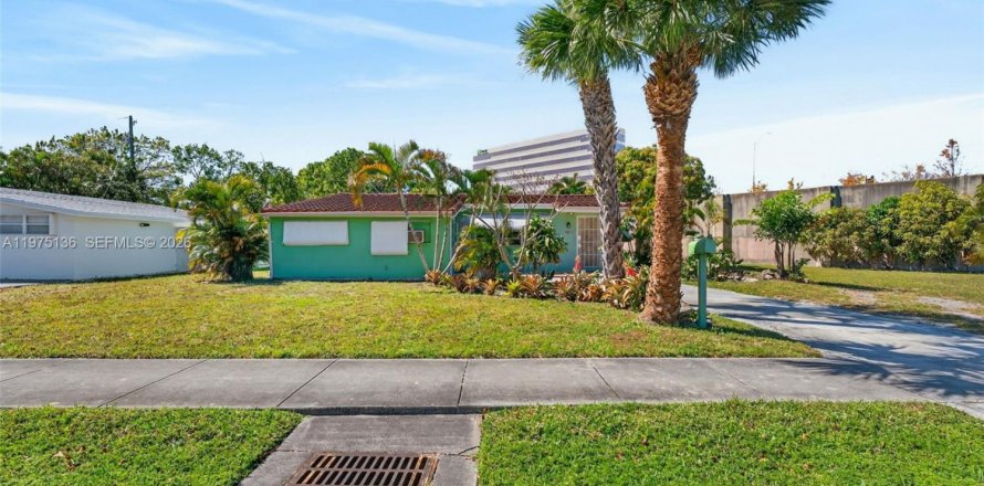 House in Oakland Park, Florida 3 bedrooms, 142.05 sq.m. № 2041455