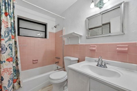 House in Oakland Park, Florida 3 bedrooms, 142.05 sq.m. № 2041455 - photo 13