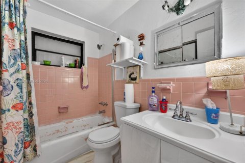 House in Oakland Park, Florida 3 bedrooms, 142.05 sq.m. № 2041455 - photo 14