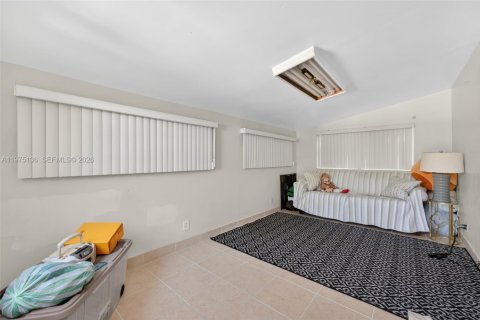 House in Oakland Park, Florida 3 bedrooms, 142.05 sq.m. № 2041455 - photo 12