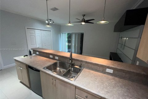 Touwnhouse à louer à Miramar, Floride: 3 chambres, 139.82 m2 № 1968930 - photo 10