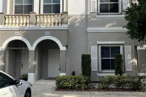 Touwnhouse à louer à Miramar, Floride: 3 chambres, 139.82 m2 № 1968930 - photo 1