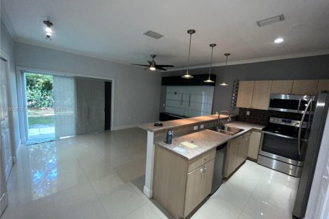 Touwnhouse à louer à Miramar, Floride: 3 chambres, 139.82 m2 № 1968930 - photo 7