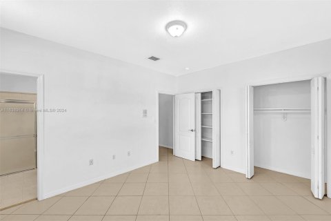 House in Miami, Florida 4 bedrooms, 278.71 sq.m. № 1306142 - photo 19