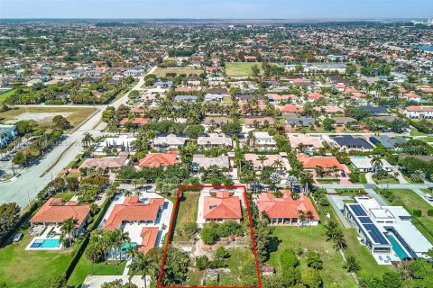 House in Miami, Florida 4 bedrooms, 278.71 sq.m. № 1306142 - photo 3