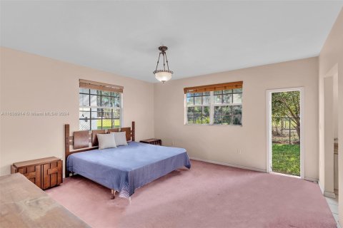 House in Miami, Florida 4 bedrooms, 278.71 sq.m. № 1306142 - photo 30