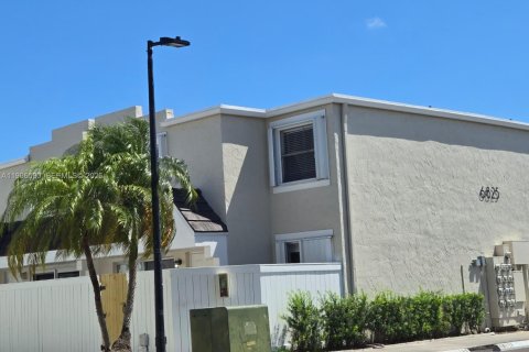 Condo in Miami, Florida, 2 bedrooms № 2047714 - photo 18
