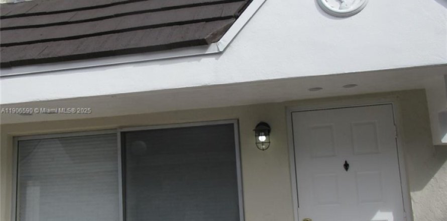 Кондоминиум с 2 спальнями в Майами, Флорида № 2047714