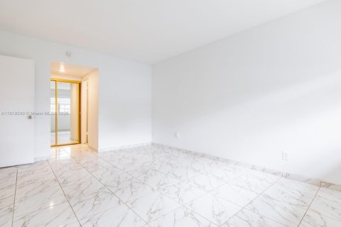 Condo in Miami, Florida, 2 bedrooms  № 1787011 - photo 9