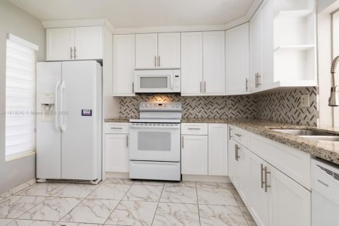Condo in Miami, Florida, 2 bedrooms  № 1787011 - photo 5