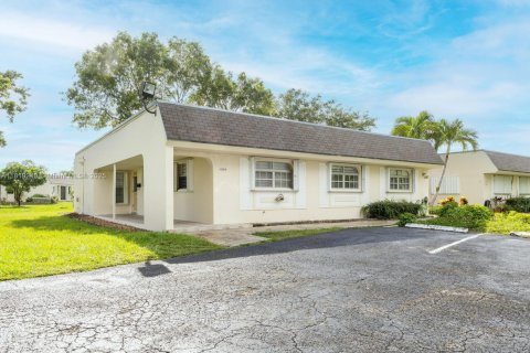 Condo in Miami, Florida, 2 bedrooms  № 1787011 - photo 1