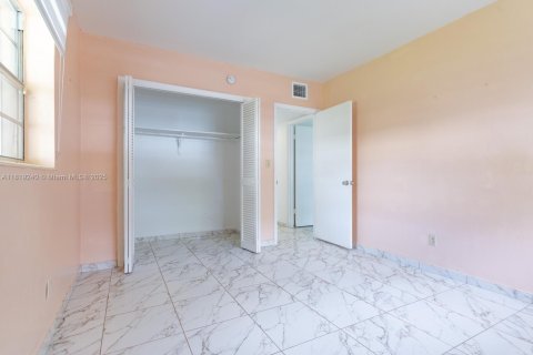 Condo in Miami, Florida, 2 bedrooms  № 1787011 - photo 13