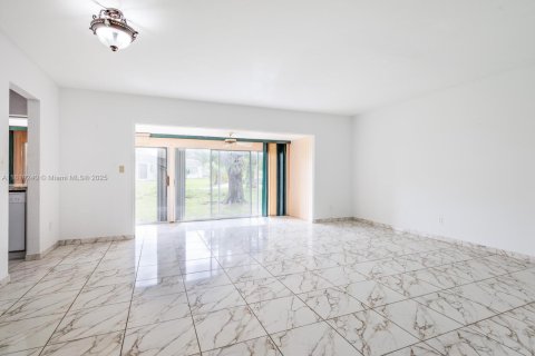 Condo in Miami, Florida, 2 bedrooms  № 1787011 - photo 2