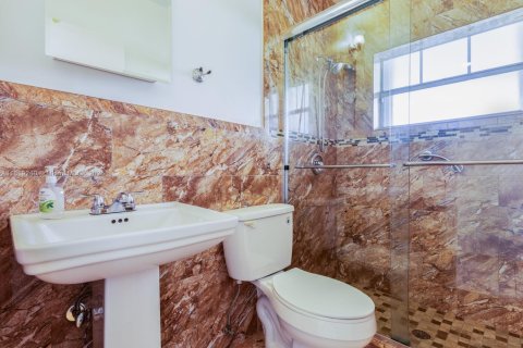 Condo in Miami, Florida, 2 bedrooms  № 1787011 - photo 11