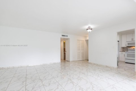 Condo in Miami, Florida, 2 bedrooms  № 1787011 - photo 7