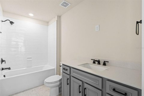 House in Orlando, Florida 5 bedrooms, 216.46 sq.m. № 1736394 - photo 25