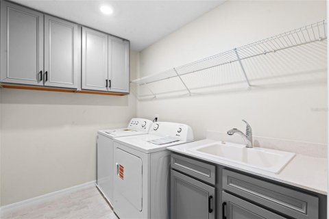 House in Orlando, Florida 5 bedrooms, 216.46 sq.m. № 1736394 - photo 22