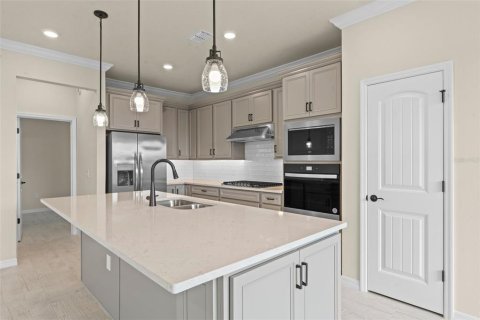 House in Orlando, Florida 5 bedrooms, 216.46 sq.m. № 1736394 - photo 8