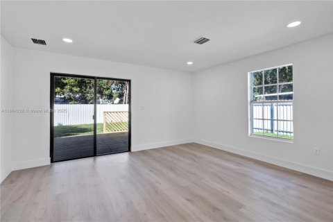 House in Miami, Florida 3 bedrooms, 139.35 sq.m. № 1930995 - photo 4