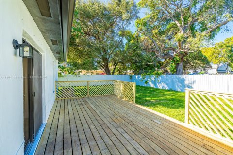 House in Miami, Florida 3 bedrooms, 139.35 sq.m. № 1930995 - photo 6