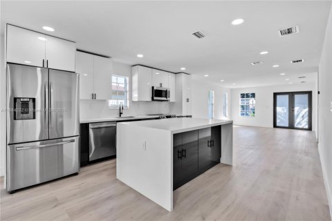 House in Miami, Florida 3 bedrooms, 139.35 sq.m. № 1930995