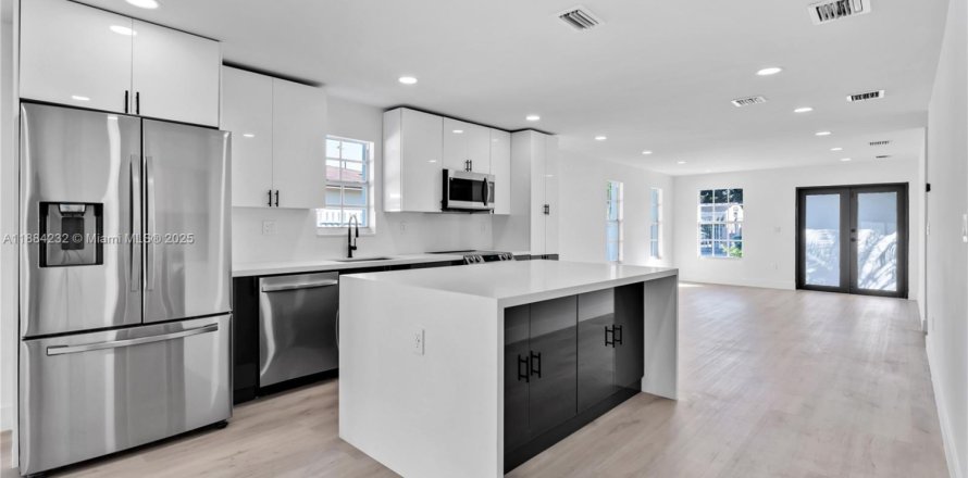 House in Miami, Florida 3 bedrooms, 139.35 sq.m. № 1930995