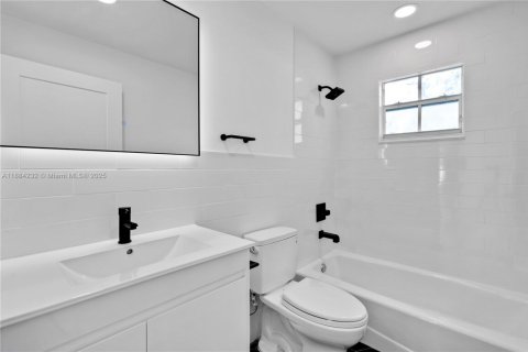 House in Miami, Florida 3 bedrooms, 139.35 sq.m. № 1930995 - photo 7