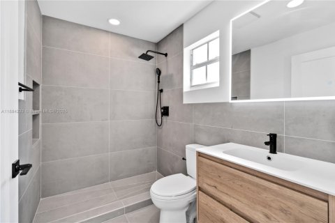 House in Miami, Florida 3 bedrooms, 139.35 sq.m. № 1930995 - photo 5