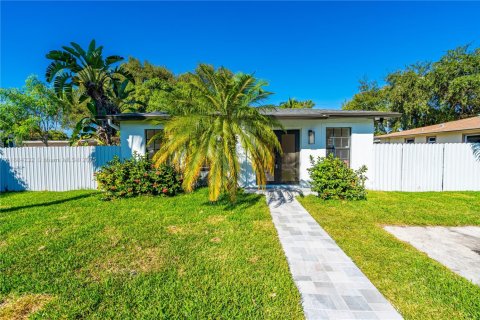 House in Miami, Florida 3 bedrooms, 139.35 sq.m. № 1930995 - photo 2