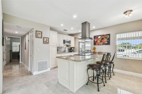 House in Tampa, Florida 3 bedrooms, 154.96 sq.m. № 1678212 - photo 9