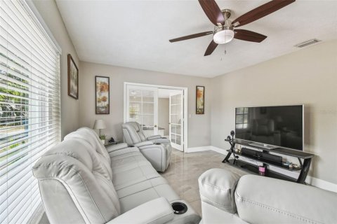 House in Tampa, Florida 3 bedrooms, 154.96 sq.m. № 1678212 - photo 26