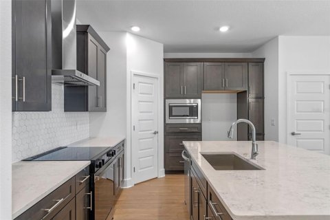 Townhouse in Winter Garden, Florida 3 bedrooms, 165.83 sq.m. № 1547824 - photo 4