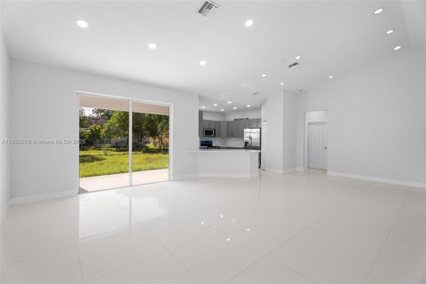 House in Port St. Lucie, Florida 3 bedrooms № 1809265 - photo 5