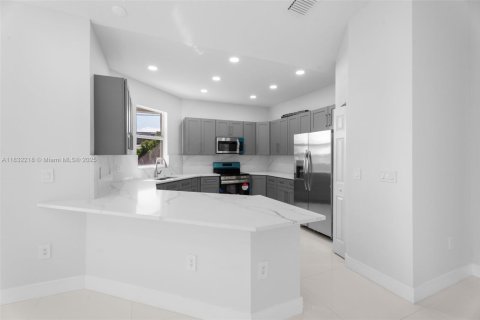 House in Port St. Lucie, Florida 3 bedrooms № 1809265 - photo 8