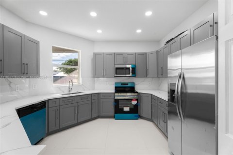 House in Port St. Lucie, Florida 3 bedrooms № 1809265 - photo 10