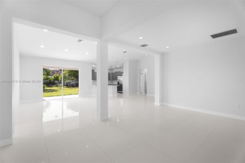 House in Port St. Lucie, Florida 3 bedrooms № 1809265 - photo 4
