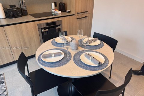 Condo in Miami, Florida, 1 bedroom  № 2252443 - photo 2