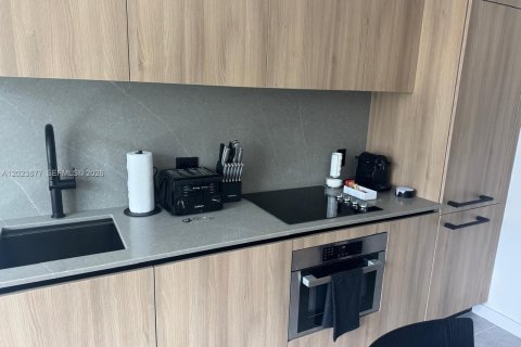 Condo in Miami, Florida, 1 bedroom  № 2252443 - photo 4