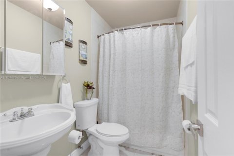 House in Miami, Florida 3 bedrooms, 121.33 sq.m. № 1700998 - photo 13