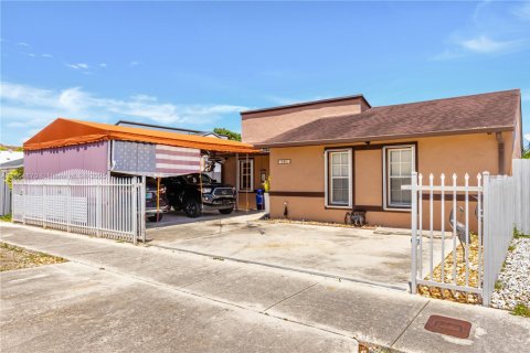 House in Miami, Florida 3 bedrooms, 121.33 sq.m. № 1700998 - photo 1