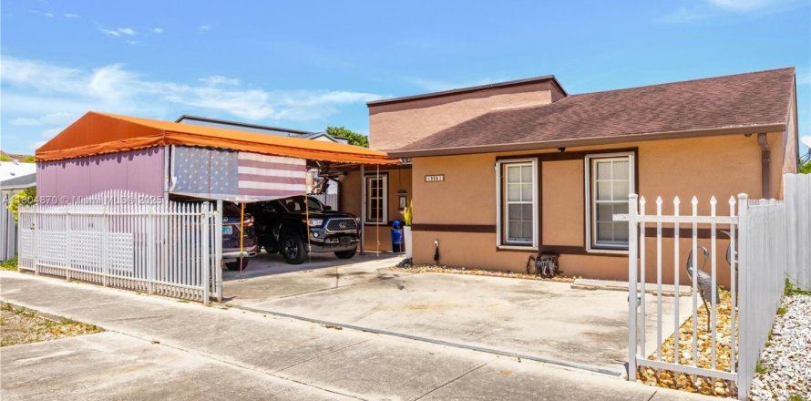 House in Miami, Florida 3 bedrooms, 121.33 sq.m. № 1700998