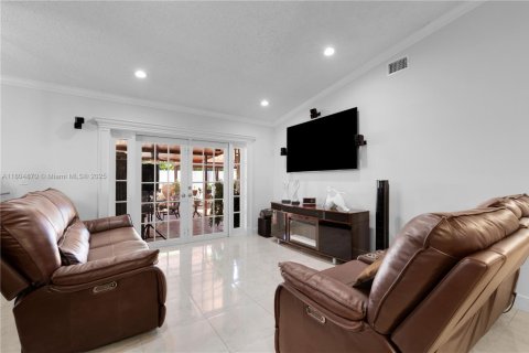 House in Miami, Florida 3 bedrooms, 121.33 sq.m. № 1700998 - photo 4