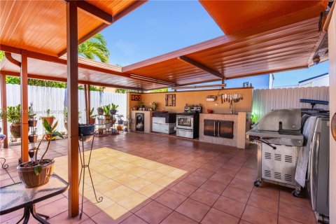 House in Miami, Florida 3 bedrooms, 121.33 sq.m. № 1700998 - photo 25