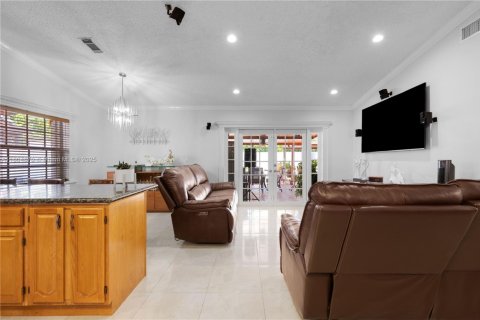 House in Miami, Florida 3 bedrooms, 121.33 sq.m. № 1700998 - photo 5