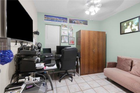 House in Miami, Florida 3 bedrooms, 121.33 sq.m. № 1700998 - photo 18